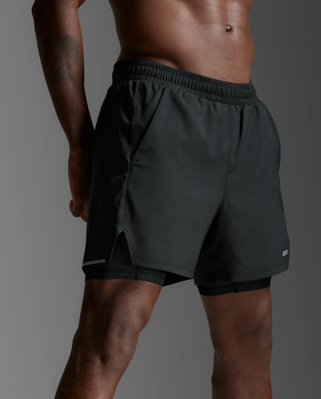2XU شورت ركض عالي الأداء ٢*١ اللون الأسود