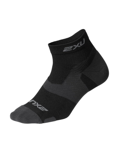 جورب ركض عالي الأداء 2XU يصل خلال 10 أيام